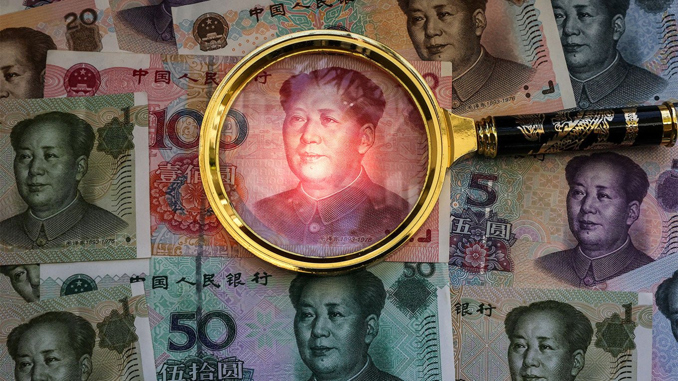 Rușii bogați își mută banii în dolari și yuani, arată datele Băncii Centrale