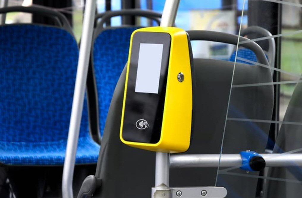 Primăria Chișinău întârzie realizarea taxării electronice în transport. Cei mai afectați sunt pasagerii: „E greu”