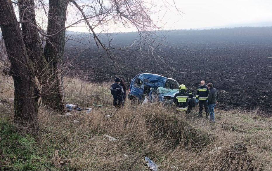 Accident tragic la Ghindești: Doi soți au murit după ce mașina lor s-a izbit de un copac