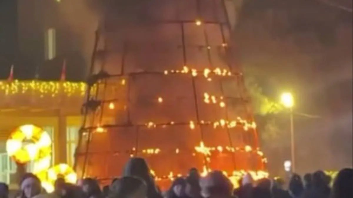 Incident la aprinderea luminilor: Bradul de Anul Nou din Gardabani, Georgia a fost cuprins de flăcări