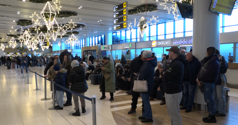 Aglomerație pe Aeroportul din Chișinău de sărbători: Moldovenii revin acasă sau pornesc în călătorii