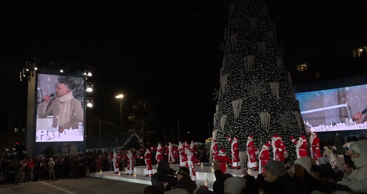Startul sărbătorilor de iarnă în Chișinău. Sute de oameni, la inaugurarea bradului: ,,Mă simt ca un copil”