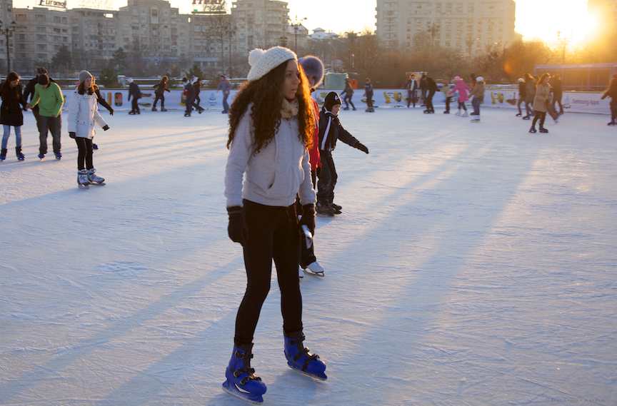 Fără zăpadă, patinoarele din Capitală devin principala atracție a iernii