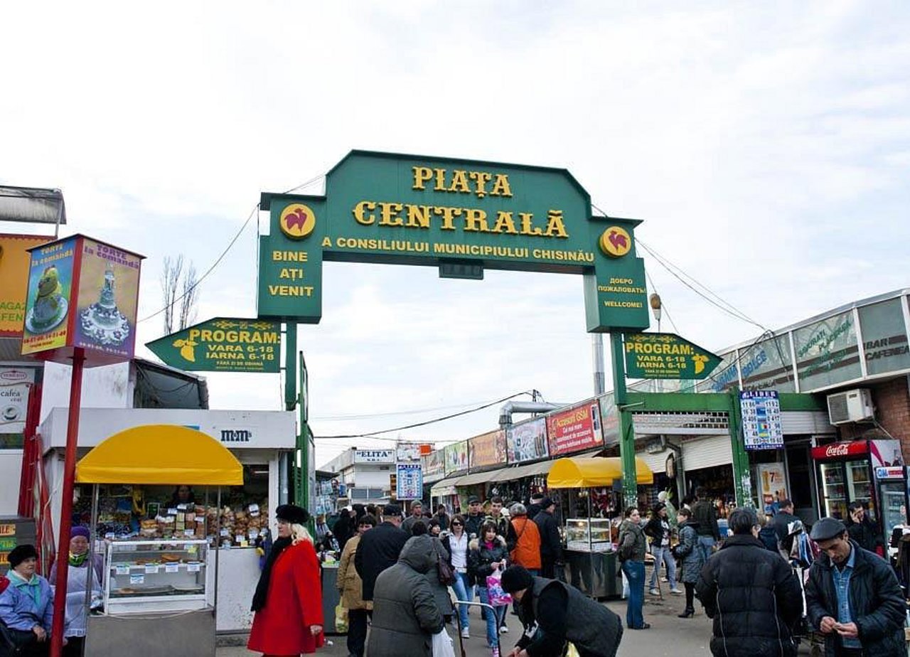 Piețe și magazine luate cu asalt înainte de Crăciunul pe stil nou: Cumpărătorii își calculează atent bugetele