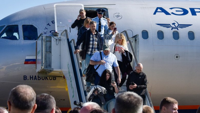 Ruși deportați din SUA, primiți la Moscova cu citații pentru înscrierea în evidența militară