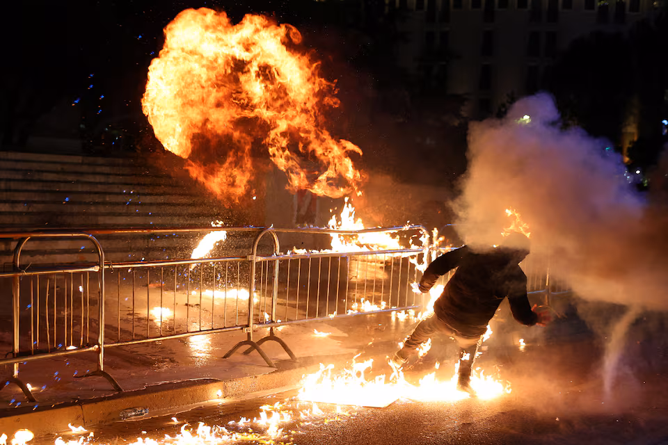 Tirana în flăcări: Mii de oameni au ieșit în stradă și au cerut demisia Guvernului