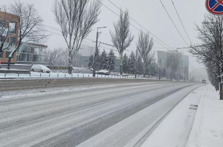 Atenție la drum! Ninge în Capitală. Echipele municipale sunt mobilizate