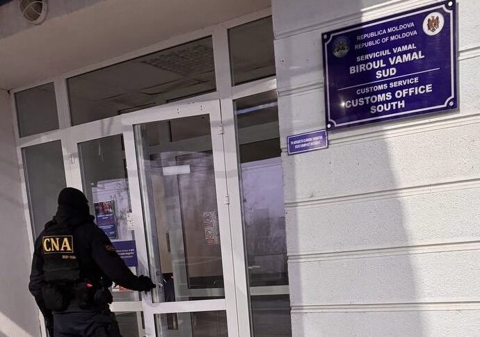Șapte funcționari vamali, reținuți într-un dosar de corupție