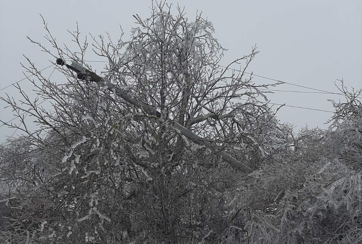 Peste 15000 de consumatori au rămas fără energie electrică din cauza condițiilor meteo