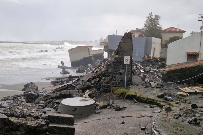 Sudul Italiei a fost lovit de ciclonul Harry. Valurile de până la 16 metri au distrus totul în cale