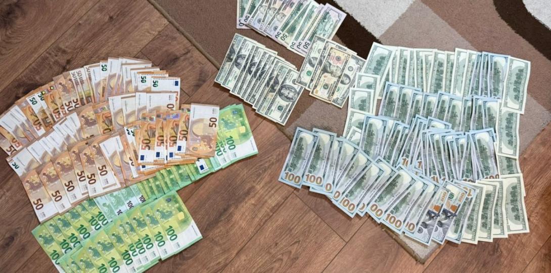 Doi străini, arestați în Republica Moldova după ce au lăsat o bătrână fără peste jumătate de milion de lei