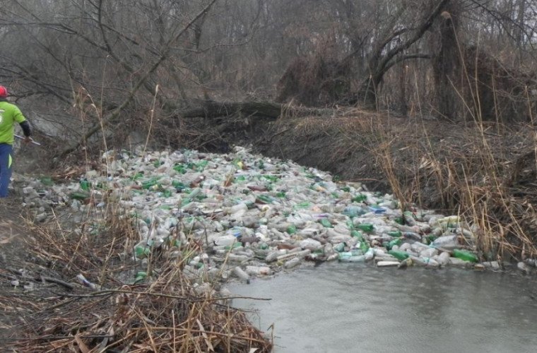 Râul Bîc, sufocat de poluare în Chișinău: gunoaie, miros insuportabil și riscuri pentru mediu