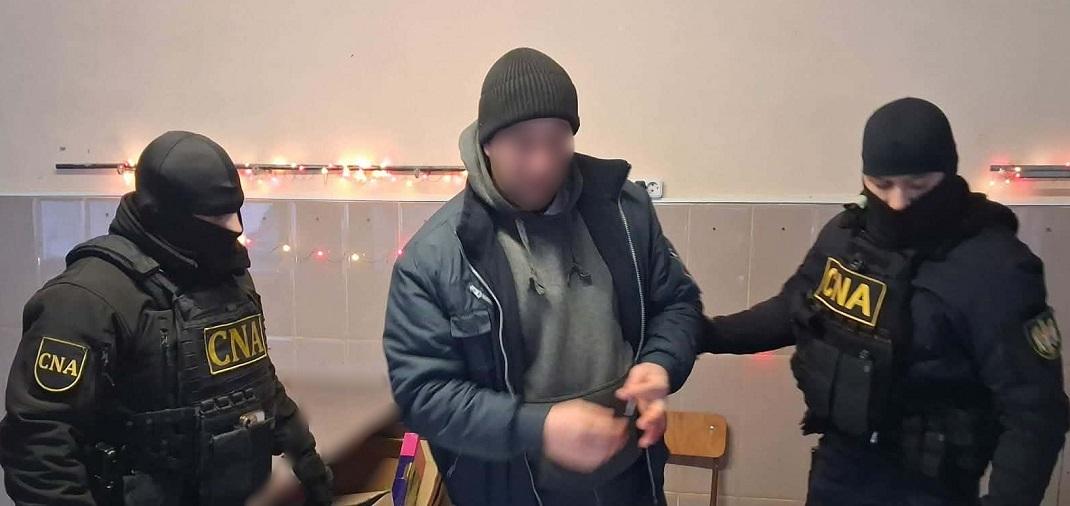 Șpagă de zeci de mii de euro pentru eliberarea unui pușcăriaș. Individul care a pretins-o, încătușat de CNA