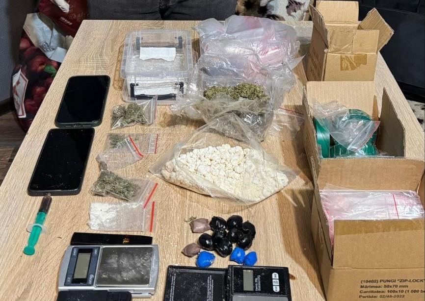 Curier de droguri reținut la Chișinău: vindea noaptea substanțe prin Telegram, în preajma universităților