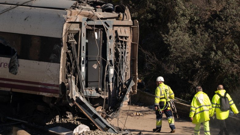 Accident în Spania: un tren a lovit un zid prăbușit, conductorul a murit