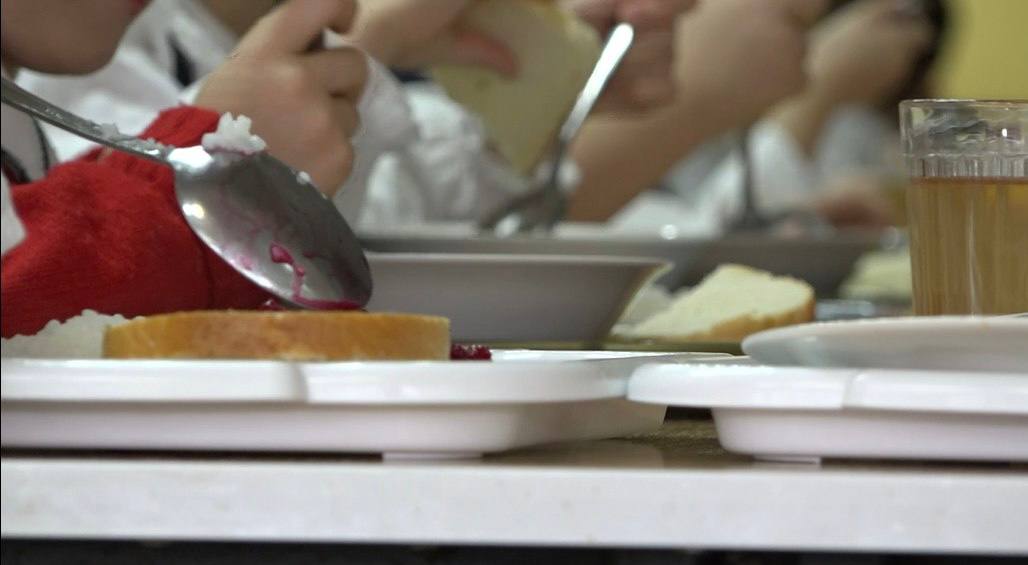 Prânzul elevilor din grupele cu program prelungit s-a scumpit: „Cheltuielile cresc”