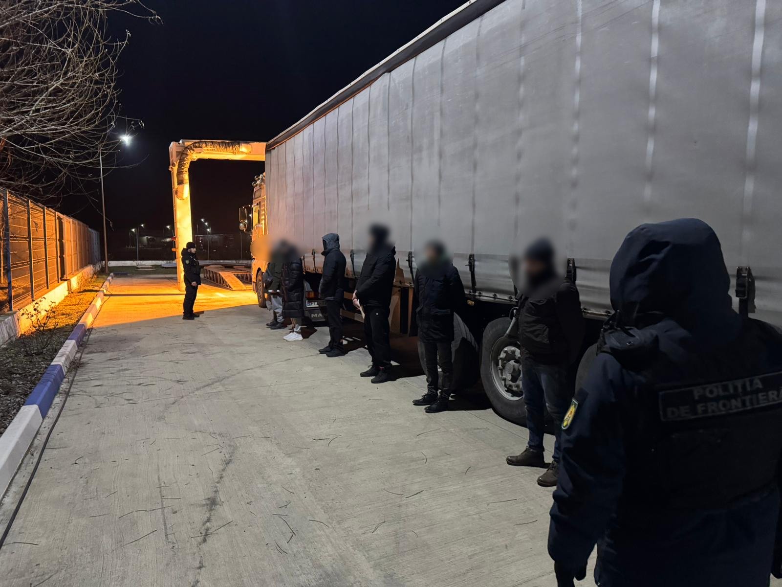 Șase migranți, depistați ascunși într-un camion la frontiera moldo-ucraineană. Cât au achitat pentru ”serviciu”