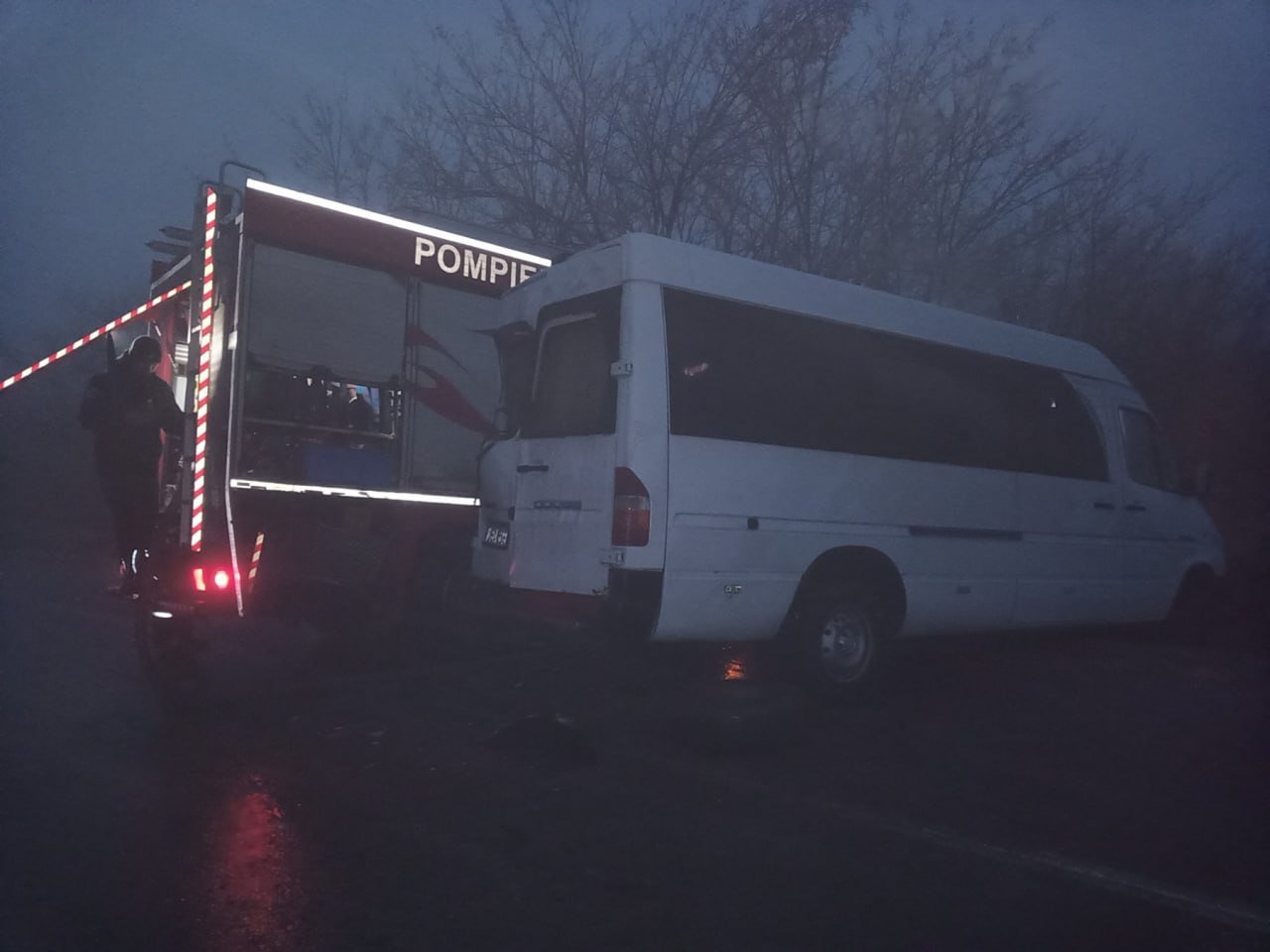 Intervenție îngreunată de polei: pompierii nu au ajuns la incendiu, iar un microbuz s-a izbit de autospecială