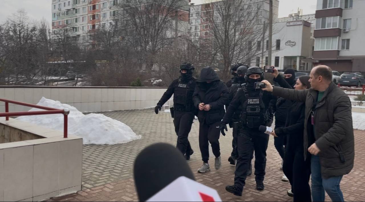 Trei moldoveni recrutați pentru asasinate în Ucraina, arestați preventiv pentru 30 de zile