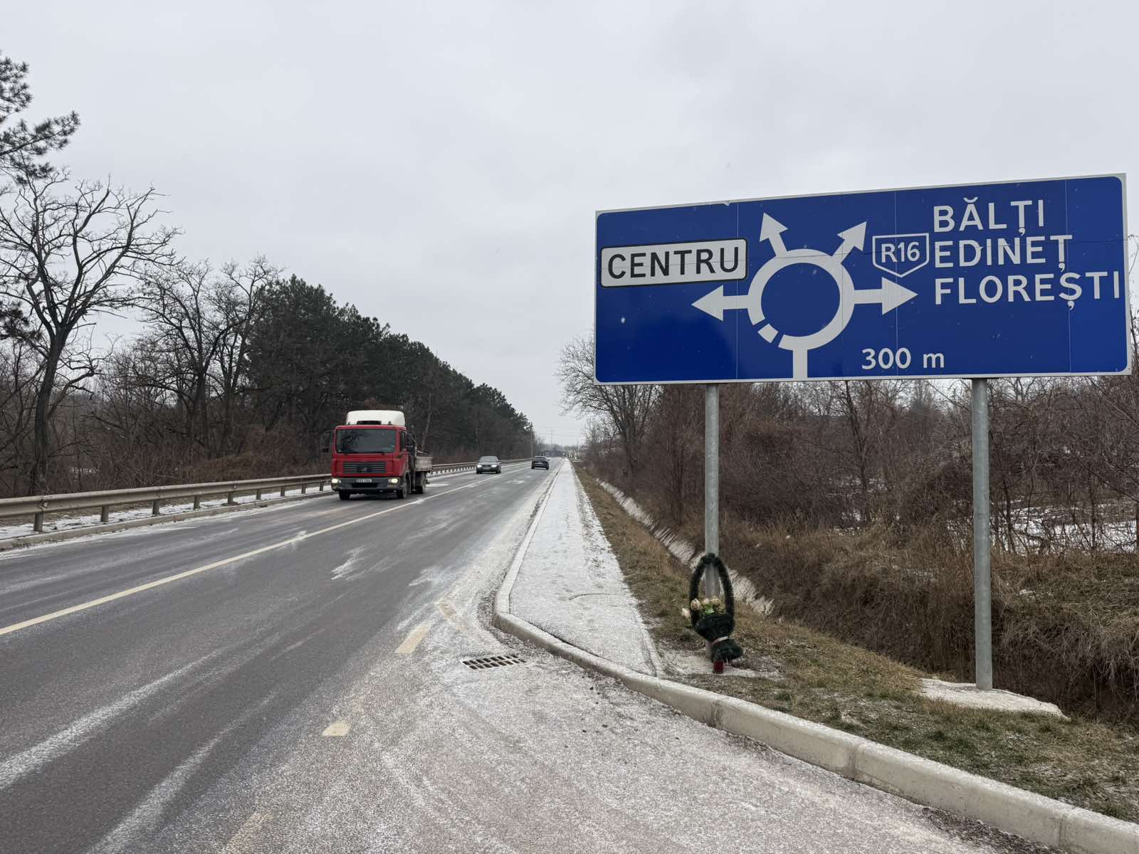 Ghețuș pe drumurile din țară. Șoferii sunt îndemnați să circule cu prudență