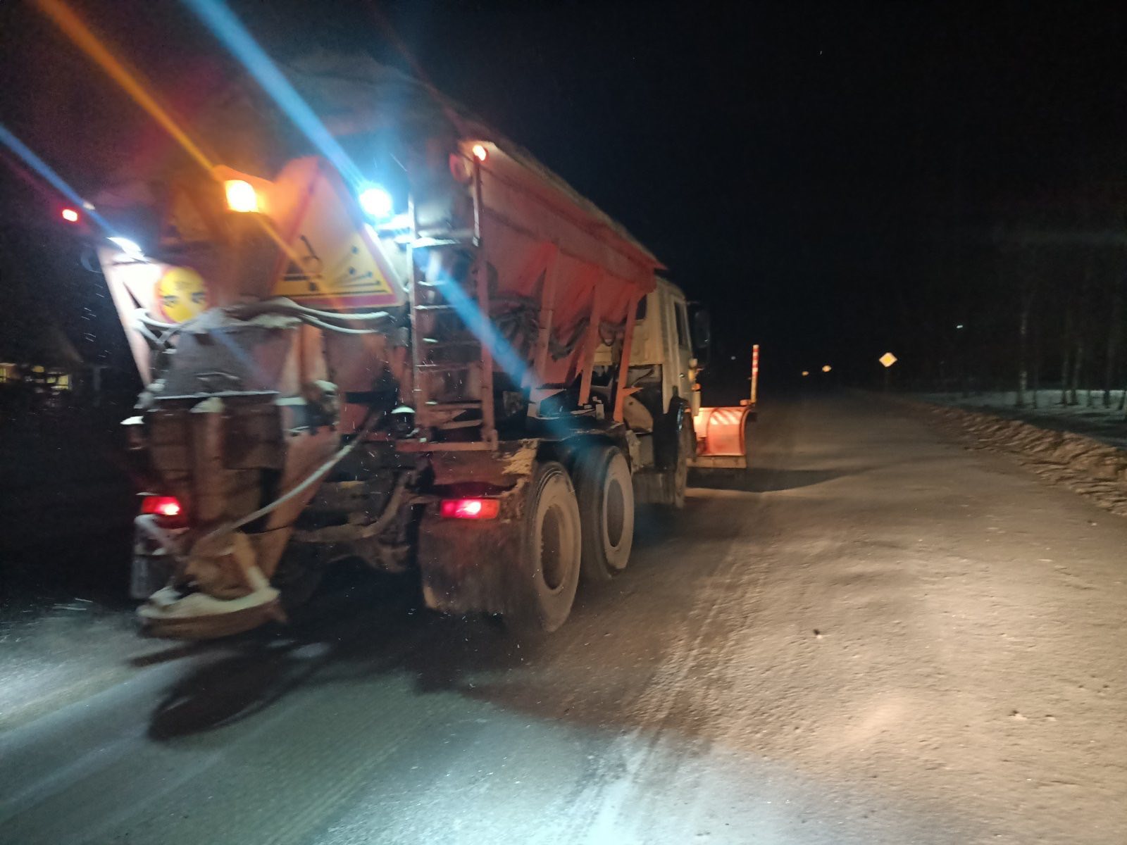 Se circulă în condiții de iarnă pe drumurile din țară. Drumarii au intervenit pe mai multe drumuri