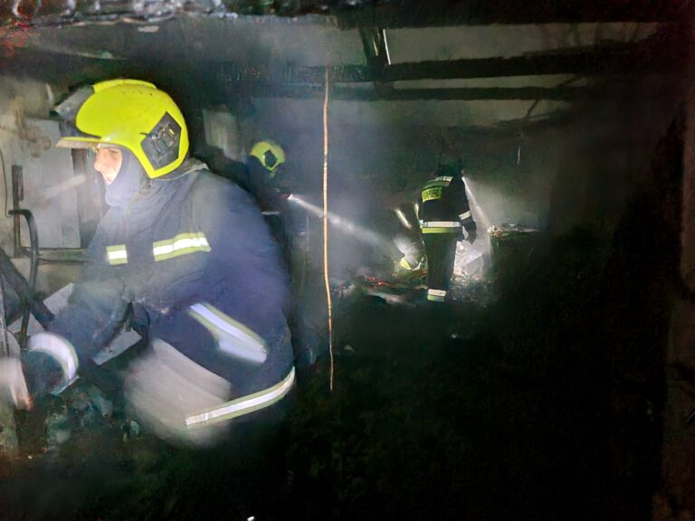 Incendiu la Cantemir: cinci persoane, inclusiv patru copii, evacuate din casă