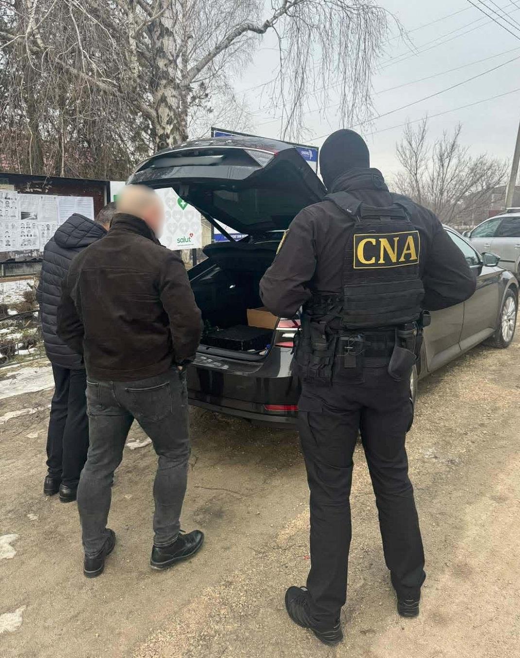 Cinci persoane, încătușate într-un dosar de corupție privind gestionarea fondurilor externe destinate infrastructurii