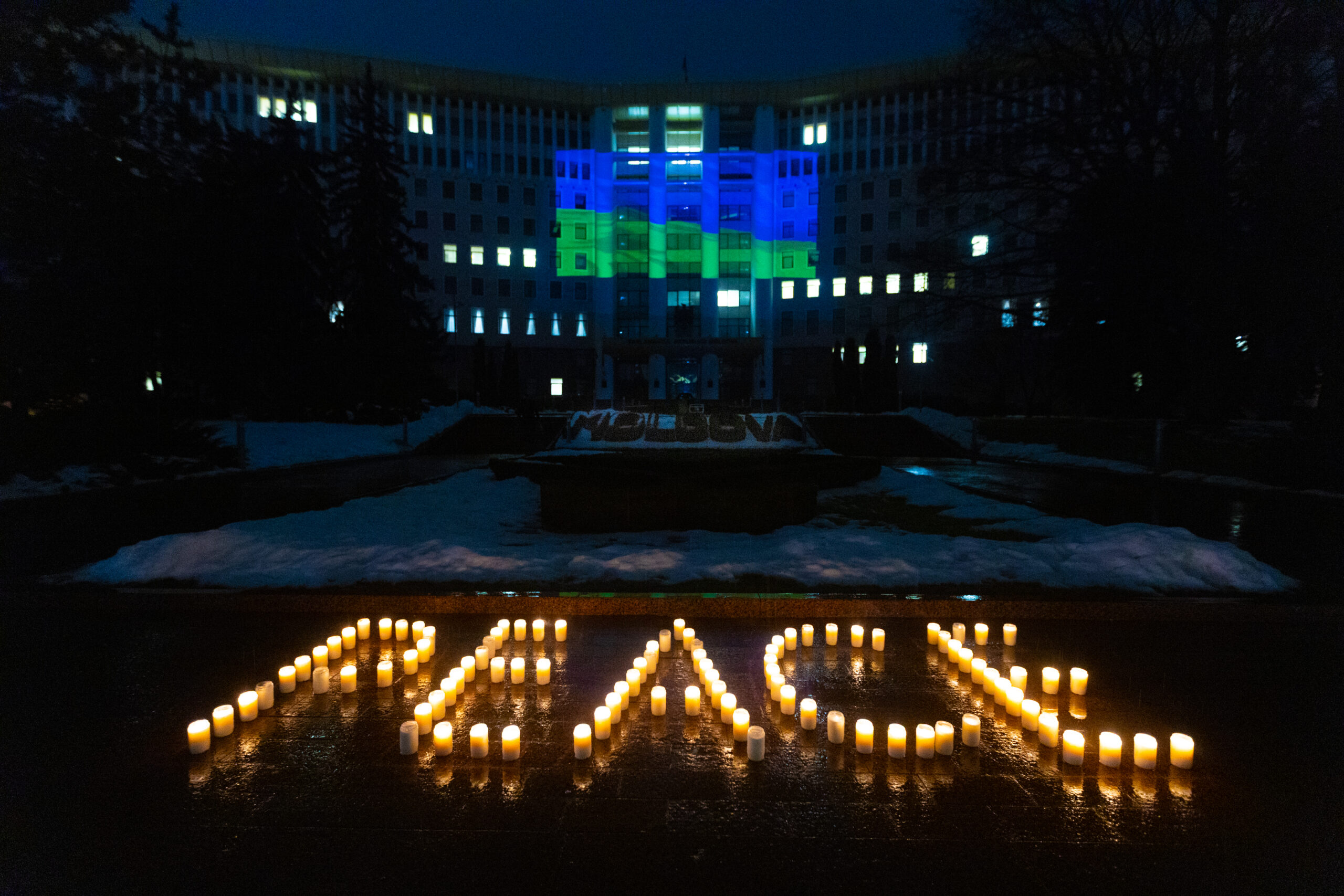 Parlamentul, iluminat în culorile drapelului ucrainean la patru ani de la războiul declanșat de Kremlin