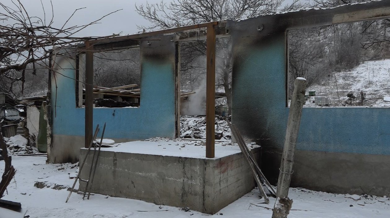 Familia din Ulmu, rămasă fără casă după un incendiu la care autospecialele pompierilor nu au putut ajunge, cere ajutor