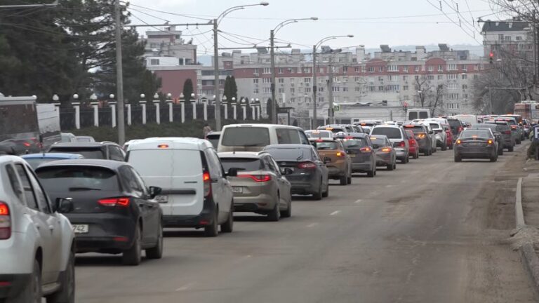Ambuteiaje sufocante în Chișinău: 400.000 de mașini sunt zilnic în trafic, iar șoferii pierd ore întregi