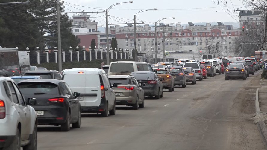 Ambuteiaje sufocante în Chișinău: 400.000 de mașini sunt zilnic în trafic, iar șoferii pierd ore întregi