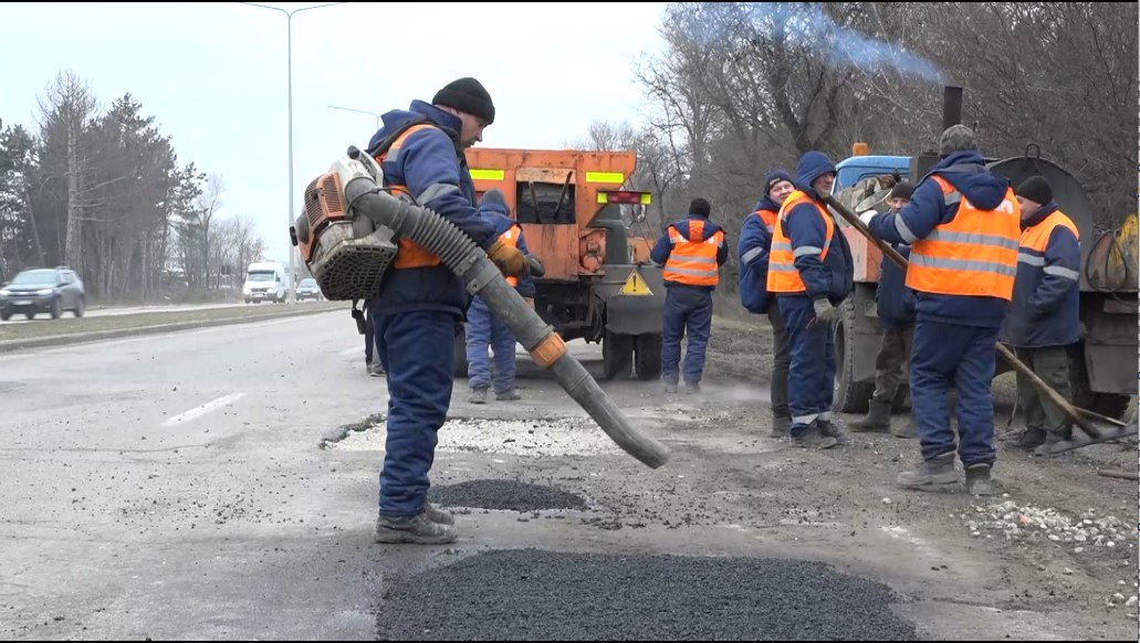 Ambuteiaje în Capitală din cauza plombării gropilor: unii șoferii cer lucrări pe timp de noapte