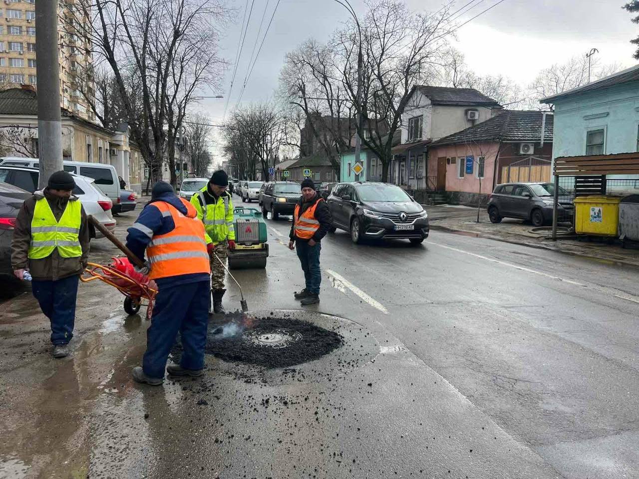 Străzile din Capitală, pline de gropi după ninsori. Șoferii fac slalom, iar plombările țin doar câteva zile