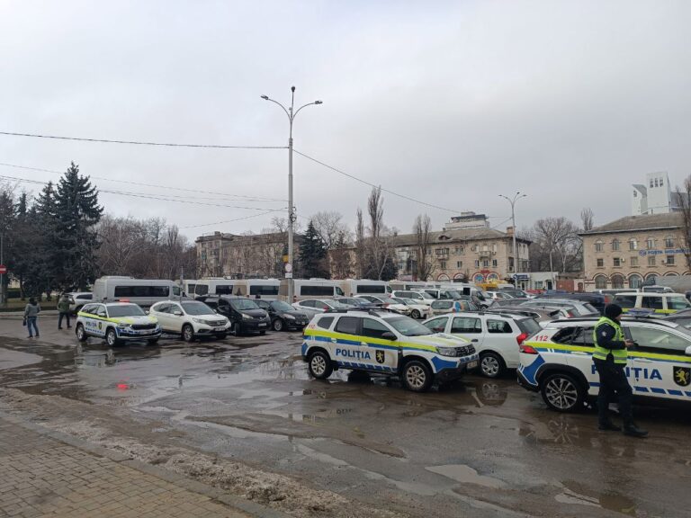 Șoferii de microbuze au protestat la Chișinău împotriva transportului ilegal și au cerut măsuri de la ANTA