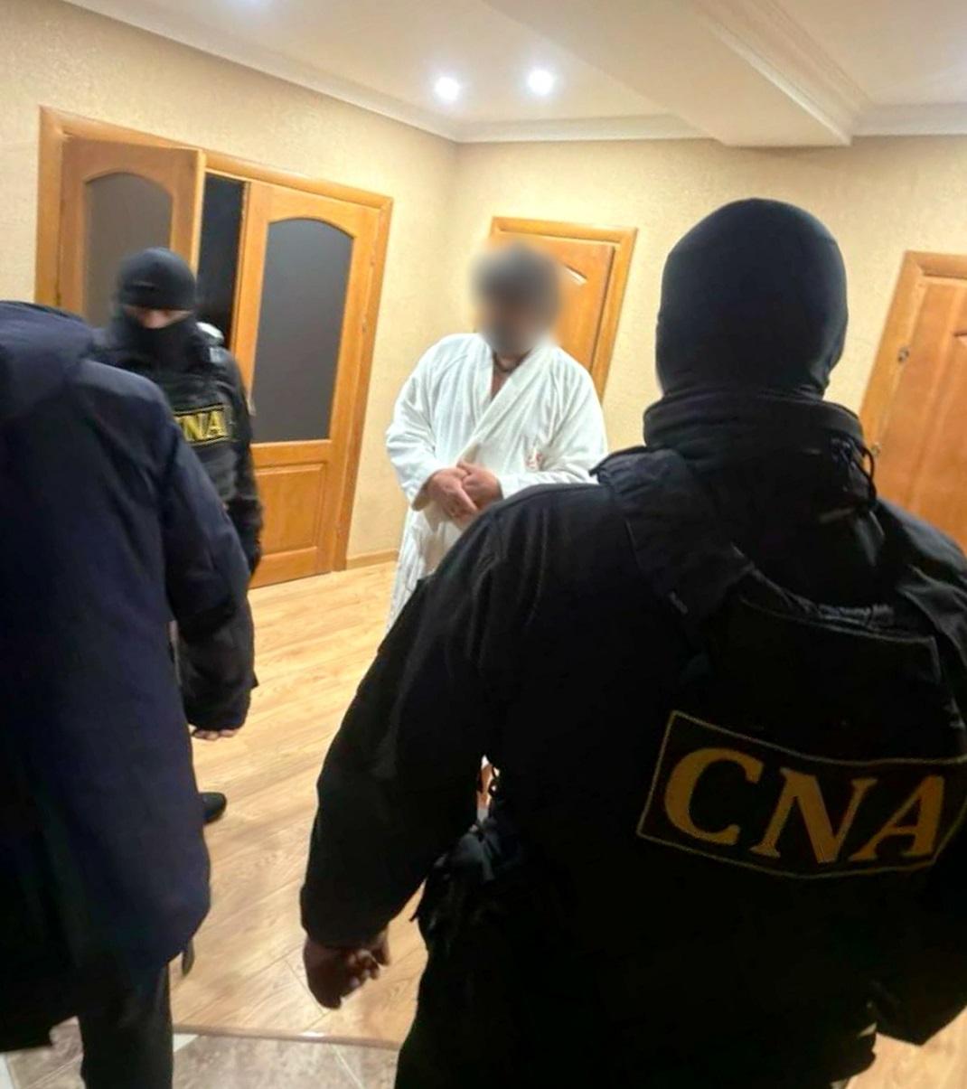 Un bărbat din Chișinău, încătușat pentru finanțărea ilicită a partidelor. Ar fi transmis bani funcționarilor publici