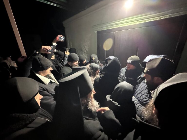 Un nou scandal la biserica din Dereneu: aproape 150 de oameni, inclusiv preoți au intrat forțat în lăcașul de cult