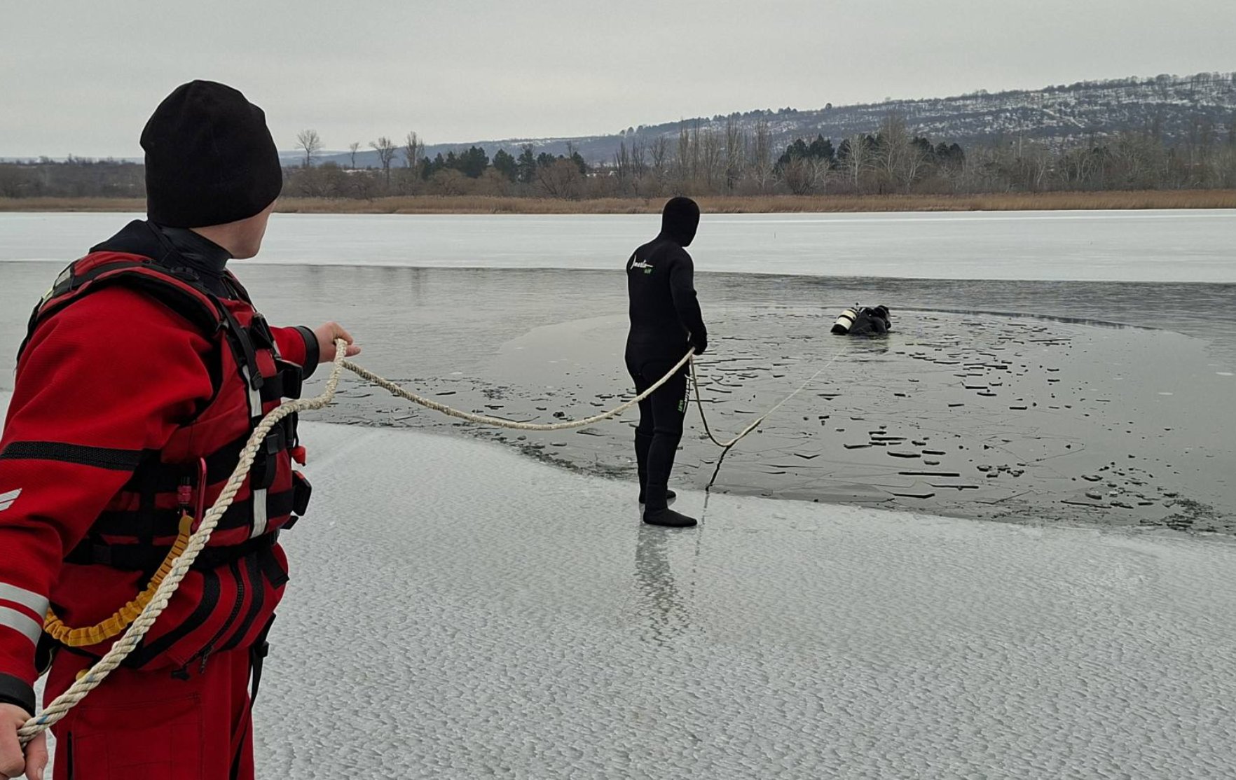 Mașină prăbușită sub gheață pe Lacul Ghidighici: Scafandrii au intervenit de urgență
