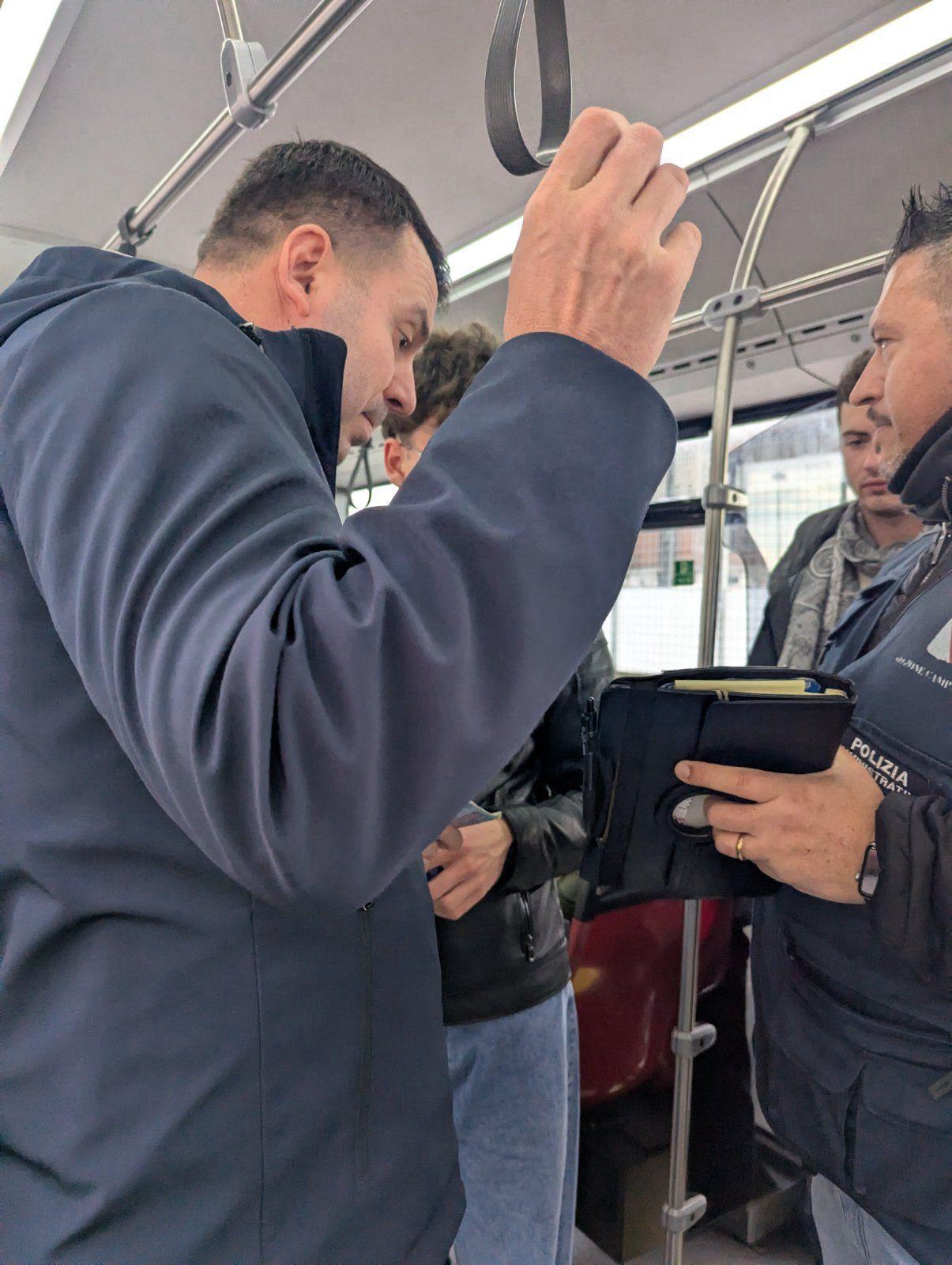 Deputatul PPDA, Vasile Costiuc, dat jos dintr-un autobuz în Italia pentru că ar fi circulat fără bilet