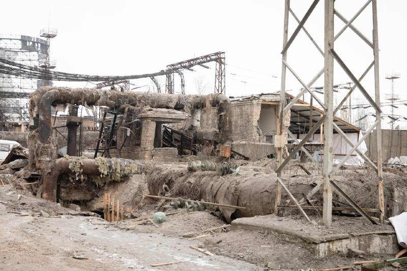Ambasadori străini, martori ai distrugerii: centrala termoelectrică Darnițka din Kiev, devastată de bombardamentele