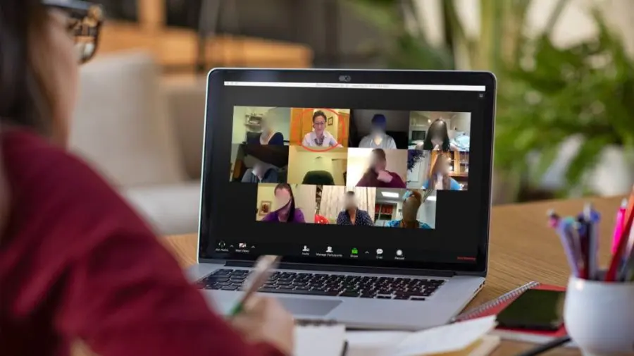 Lecții online în sute de școli din țară. MEC a anunțat cum s-a desfășurat procesul educațional