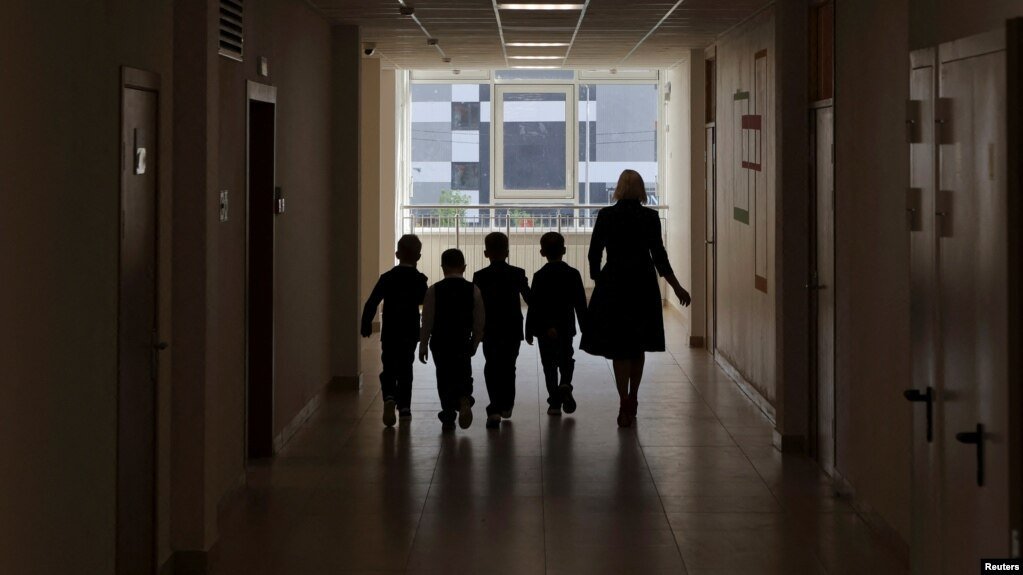 Școlile din Rusia solicită părinților date despre conturile online ale elevilor. Experții avertizează