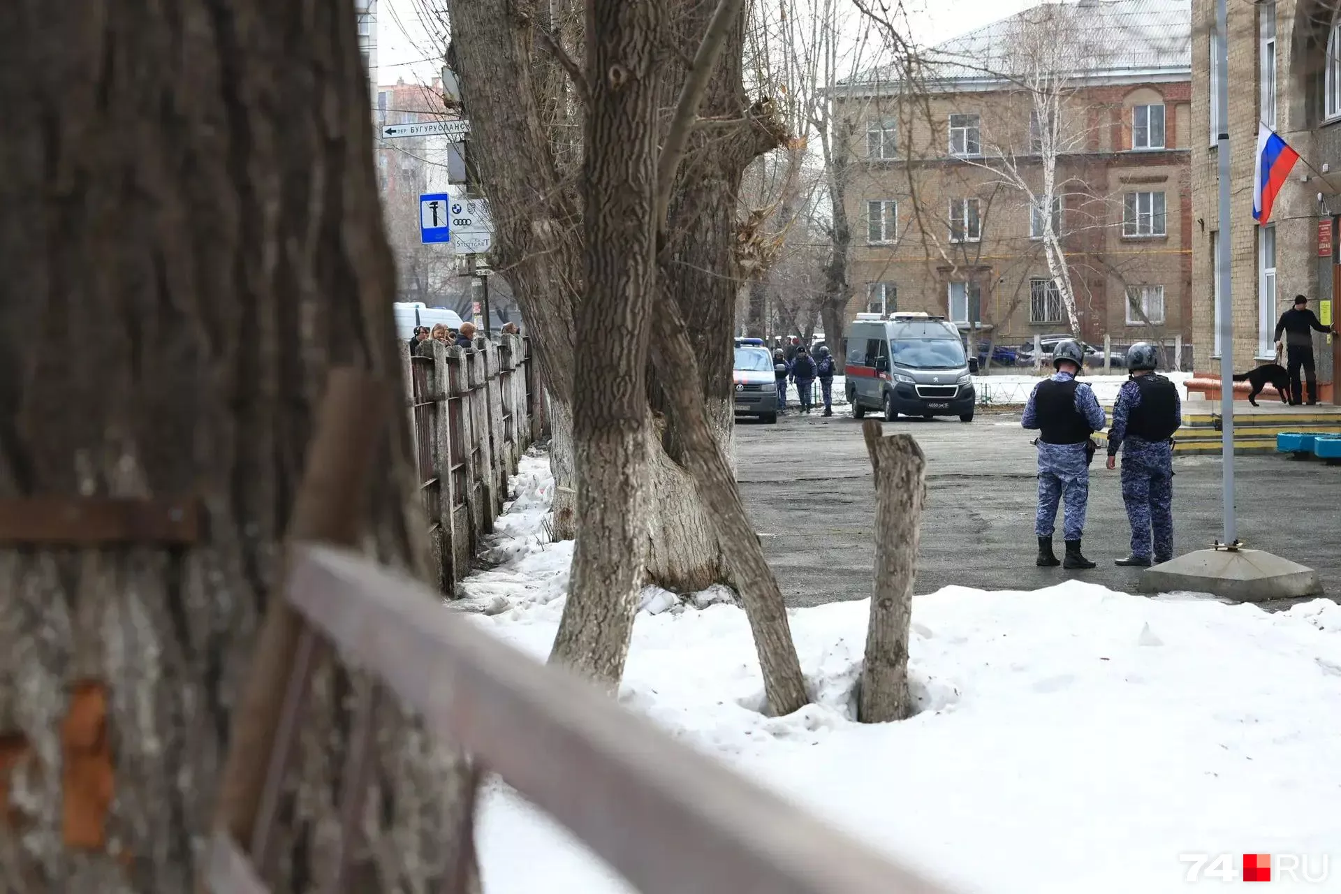 Incident șocant într-o școală din orașul rus Celiabinsk. Un elev de 15 ani a tras în colega sa, apoi a sărit de la etaj