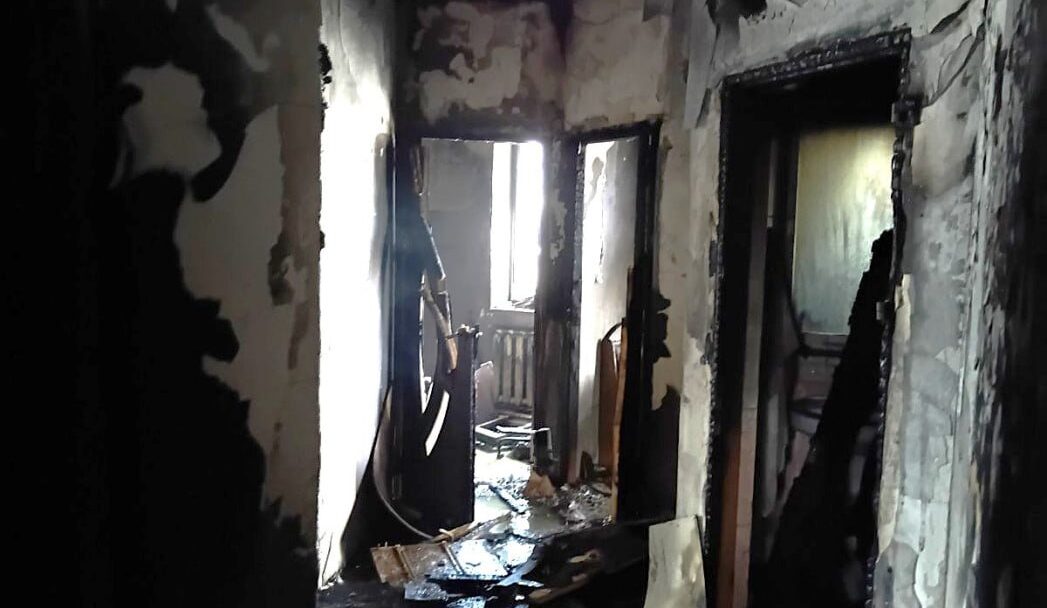 Incendiu într-un bloc din sectorul Râșcani. O persoană a fost salvată de pompieri