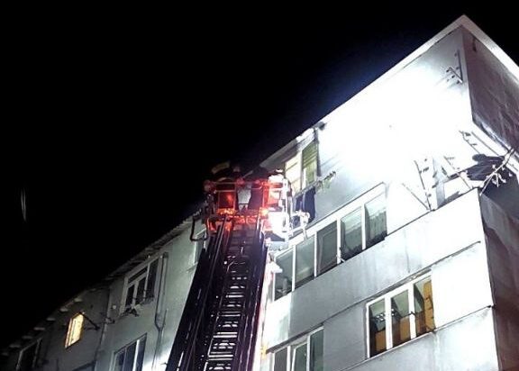 Incendiu puternic într-un cămin din Chișinău. Un bărbat a decedat, iar 27 de persoane au fost salvate