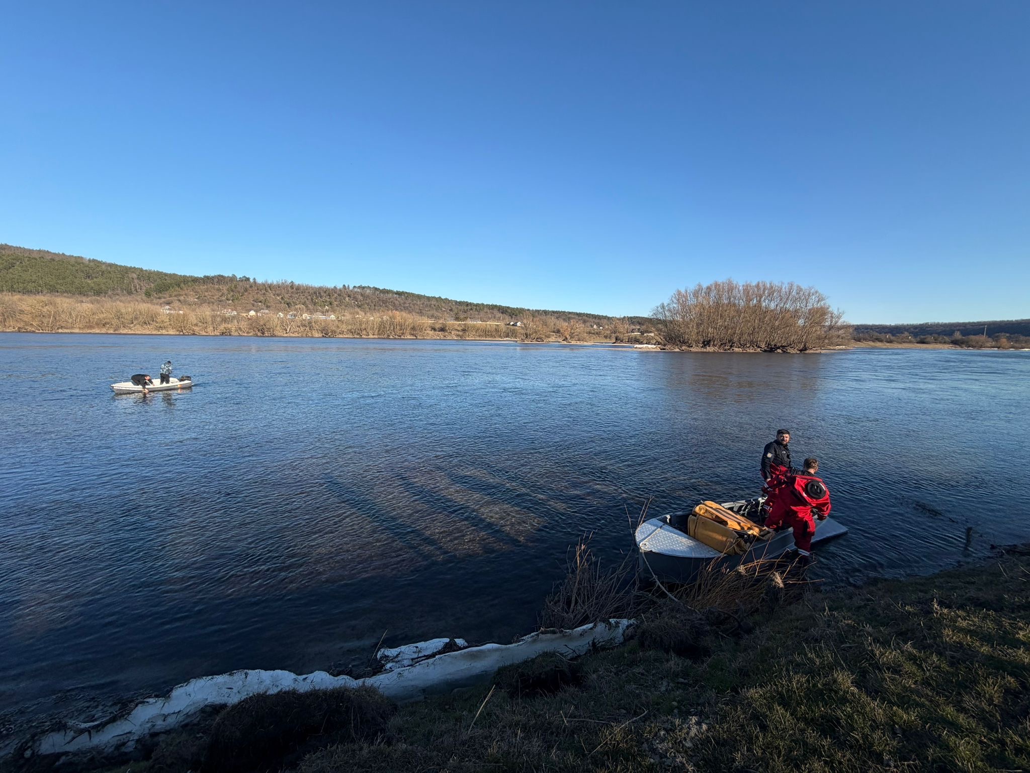 Filtru instalat pe Nistru pentru colectarea substanței petroliere. Ucraina și România ar putea interveni cu sprijin