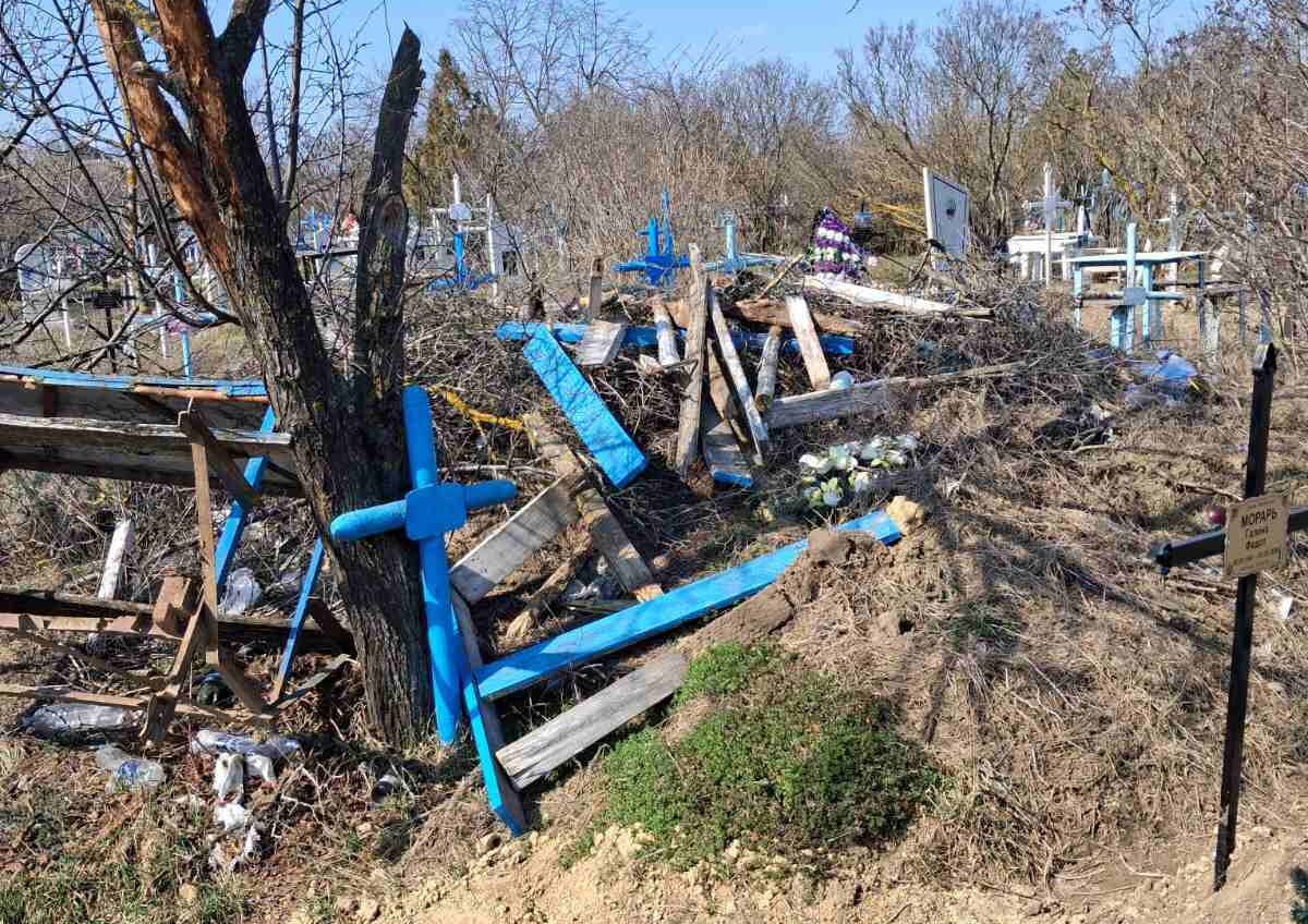 FOTO Dezastru în cimitirul din Talmaza: ”Cimitirul nu este groapă de gunoi”
