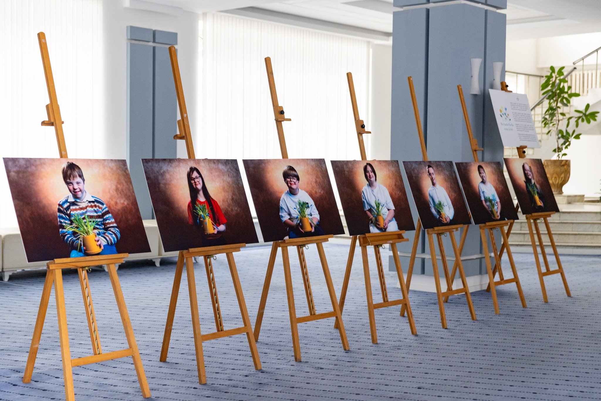 FOTO 21 martie – Ziua Mondială a Sindromului Down. Expoziție dedicată incluziunii, la Casa Guvernului