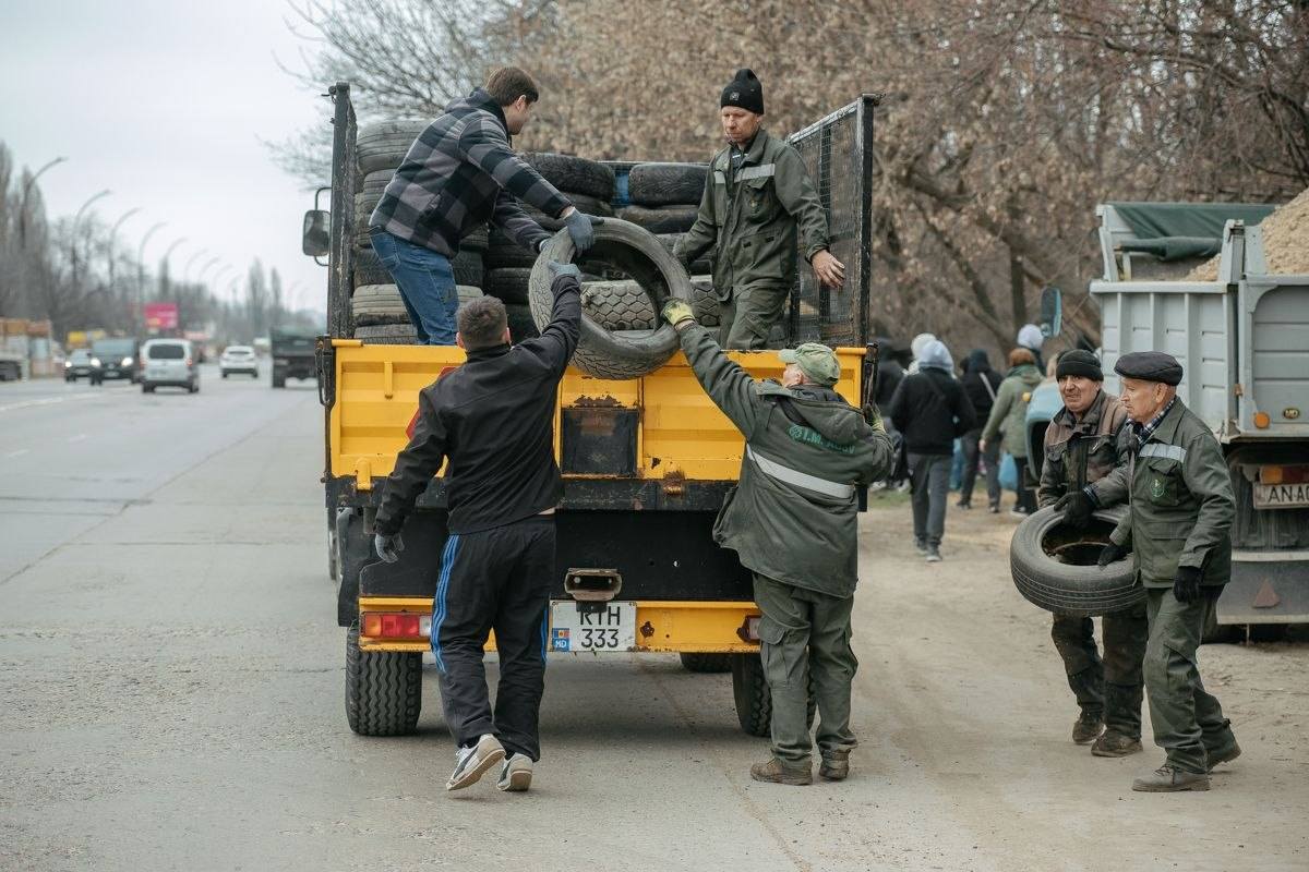 FOTO Peste 400 de anvelope, scoase din albia râului Bâc