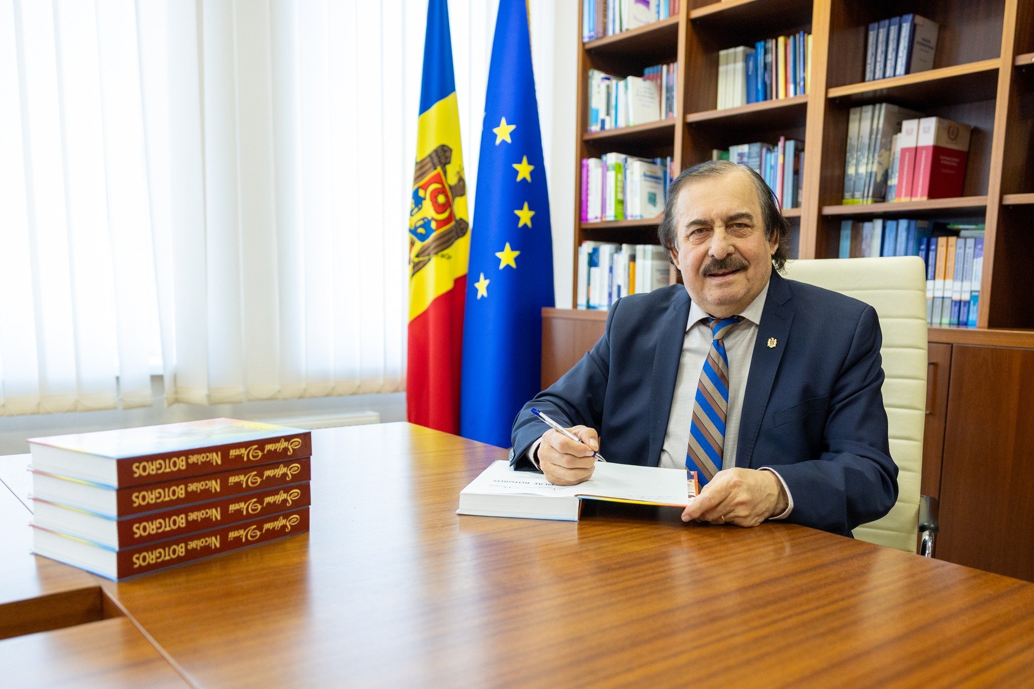 Nicolae Botgros și-a încheiat mandatul de deputat cu un gest simbolic. Maestrul a oferit cărți în dar