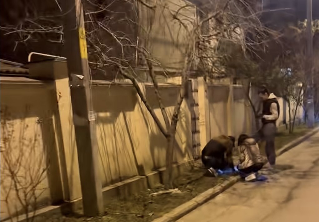 Droguri ascunse lângă case? Tineri surprinși săpând în fața unei locuințe din Chișinău